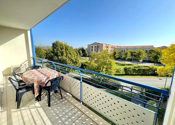 Bright Flat In A With Common Pools