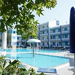 Bright Flat In A With Common Pools *