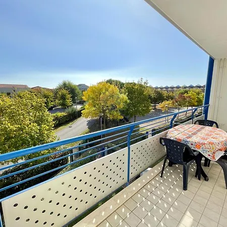 Apartment Bright Flat In A With Common Pools *