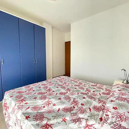 Apartment Bright Flat In A With Common Pools *