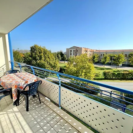 Bright Flat In A With Common Pools
